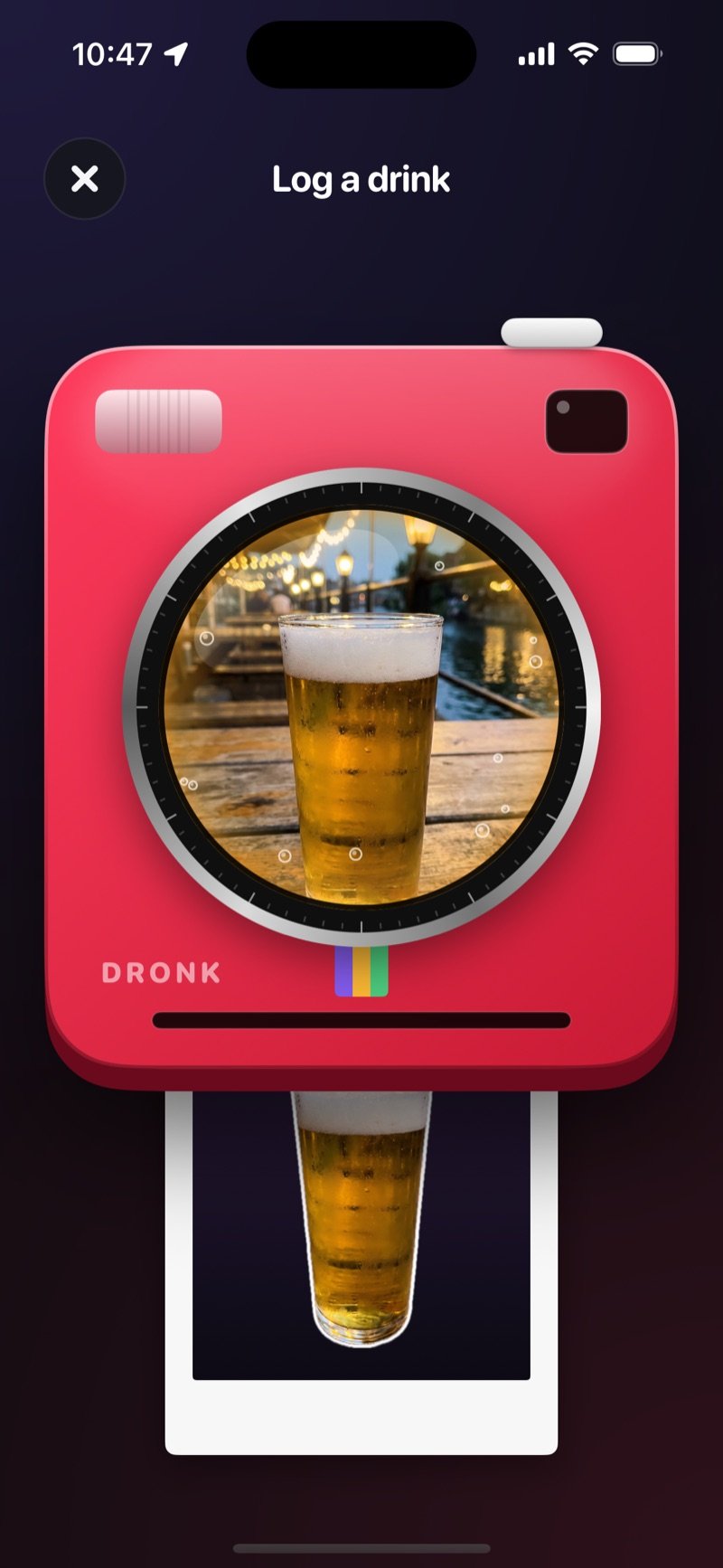 Foto gelas di Dronk: kamera instan memotret gelas