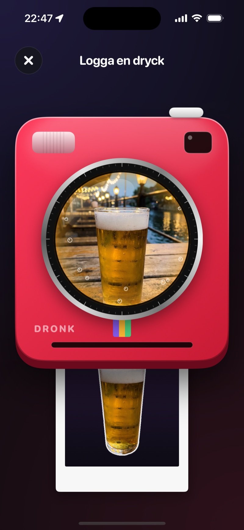 Knäpp ditt glas i Dronk: instantkameran tar bilden av glaset