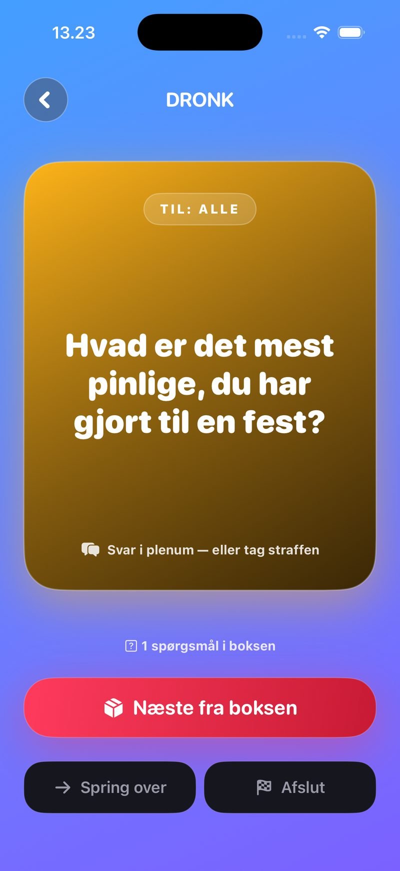 Et trukket LIVE-kort i Pandoras Æske: 'Til: Alle — Hvad er det mest pinlige, du har gjort til en fest?' med '1 spørgsmål i boksen' og knapperne Næste fra boksen, Spring over og Afslut
