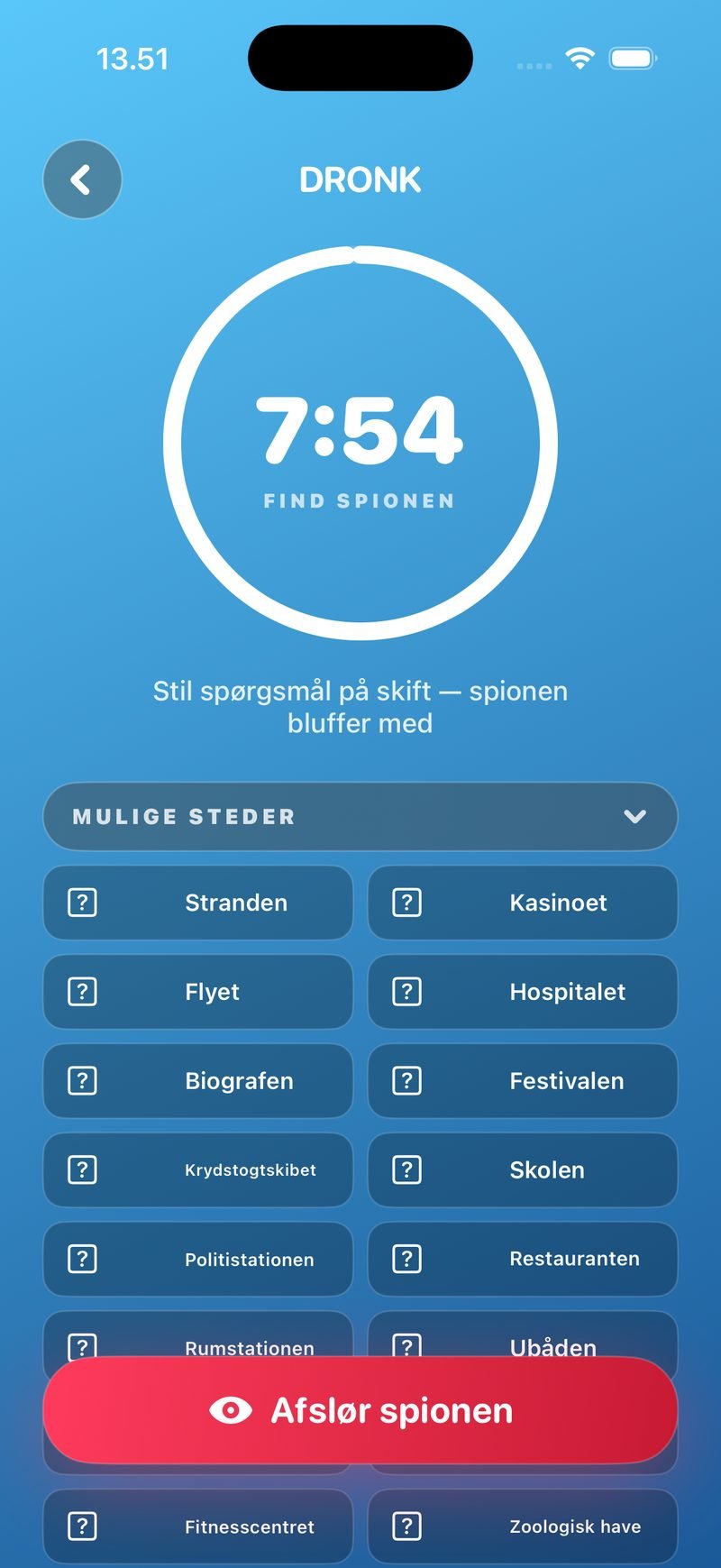 Diskussionen i Spionen: timer på 7:54, teksten 'Stil spørgsmål på skift', listen Mulige steder og knappen 'Afslør spionen'