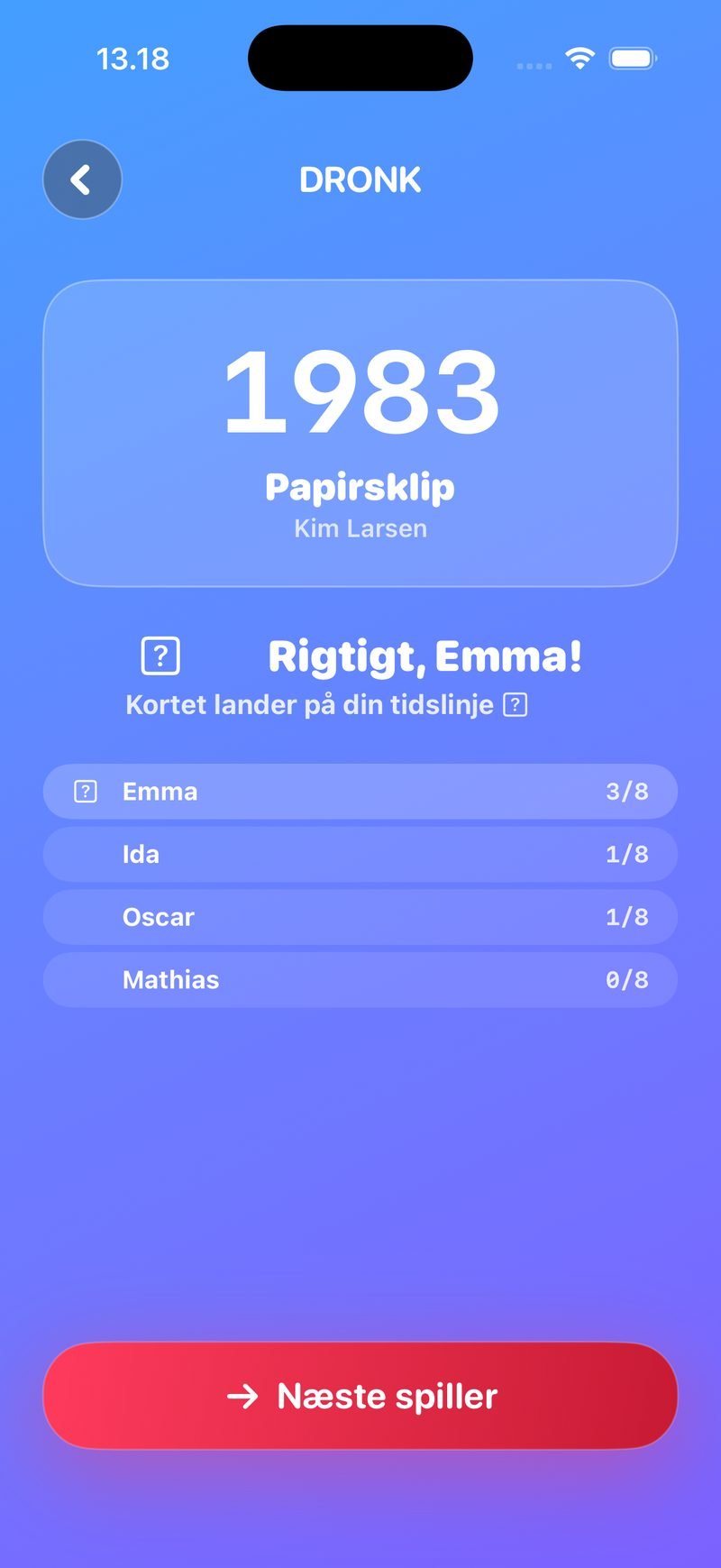 Afsløring i Tidslinjen: kortet viser 1983 Papirsklip af Kim Larsen, teksten »Rigtigt, Emma! Kortet lander på din tidslinje«, stillingen Emma 3/8, Ida 1/8, Oscar 1/8, Mathias 0/8 og knappen Næste spiller