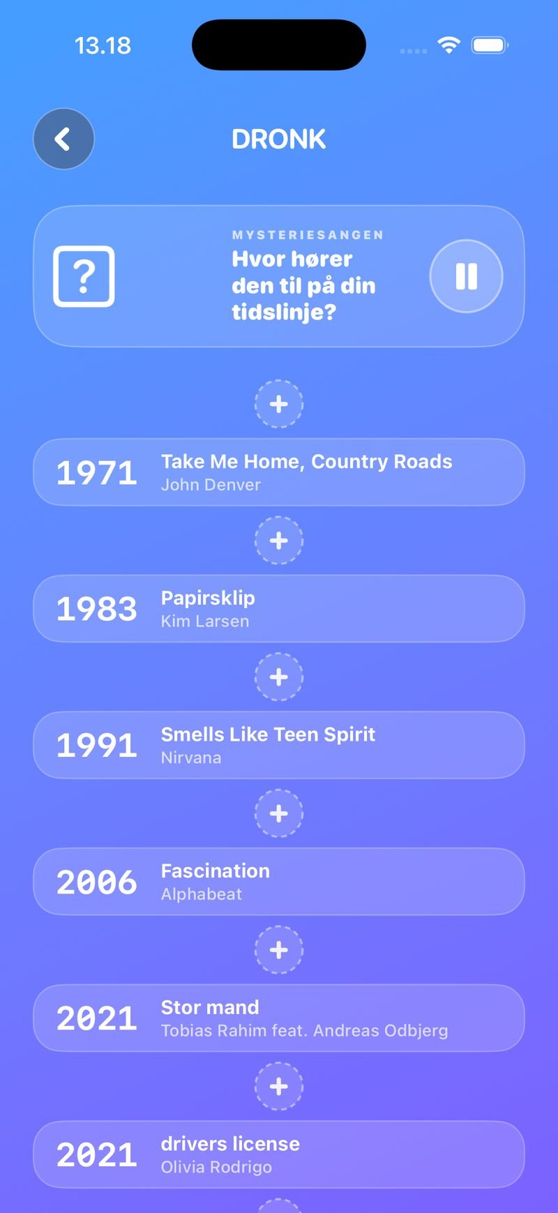 Tidslinjen LIVE på egen telefon: mysteriesangen spiller (pause-knap), og tidslinjen viser Take Me Home Country Roads 1971, Papirsklip 1983, Smells Like Teen Spirit 1991, Fascination 2006, Stor mand 2021 og drivers license 2021 med plus-felter imellem