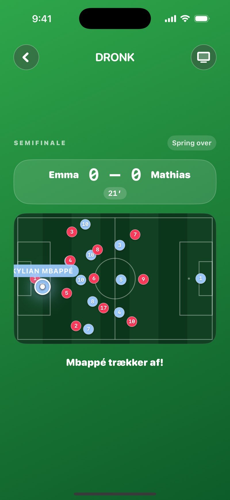 Semifinale i Draften: Emma 0-0 Mathias i 21. minut, alle 22 spillere som nummererede brikker på banen, Kylian Mbappé med bolden og kommentaren Mbappé trækker af, samt knappen Spring over