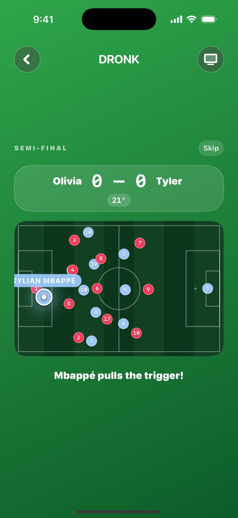 축구 드래프트의 시뮬레이션 준결승: Olivia 2-0 Tyler, 공이 놓인 피치, 그리고 28' GOAL! Marcel Desailly skips past A. Robben and scores!와 42' GOAL! Ronaldo skips past A. Robben and scores! 같은 실시간 해설 줄
