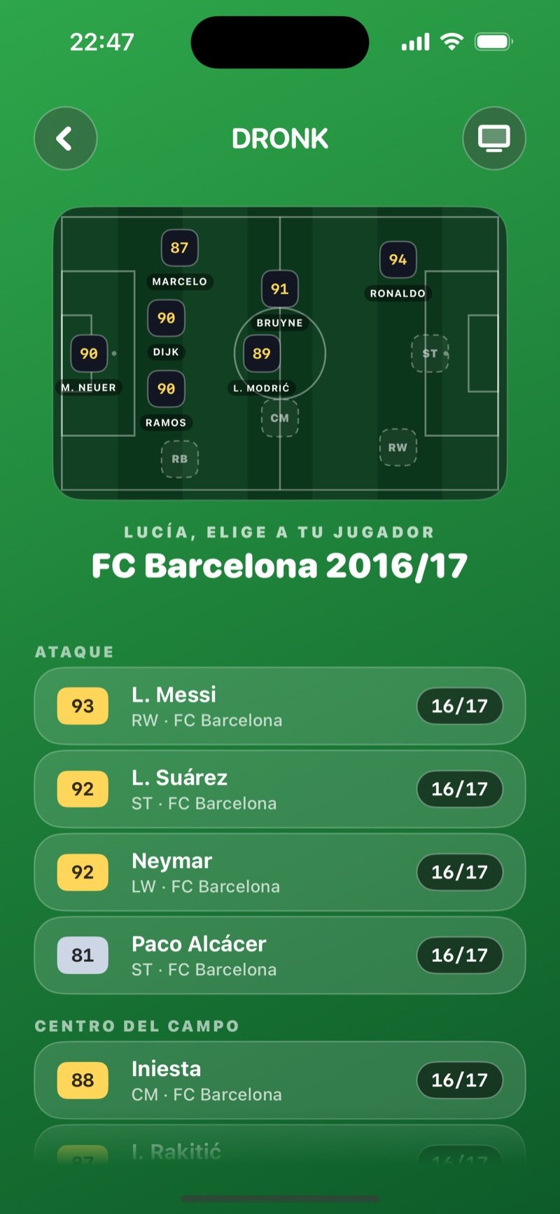 Elección de jugador en El Draft de fútbol: Olivia, pick your player, FC Barcelona 2016/17, con una lista Attack que muestra L. Messi 93 RW, L. Suárez 92 ST, Neymar 92 LW y Paco Alcácer 81 ST, e Iniesta 88 CM bajo Midfield (captura de la versión en inglés)
