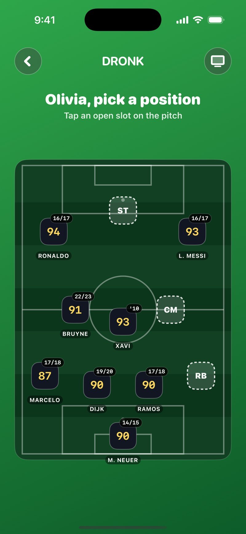 Dronk 속 축구 드래프트: 피치 위 Olivia의 4-3-3에 Ronaldo, Messi, De Bruyne, Xavi, Marcelo, Van Dijk, Ramos, Neuer가 배치되고 ST, CM, RB 자리는 아직 비어 있음