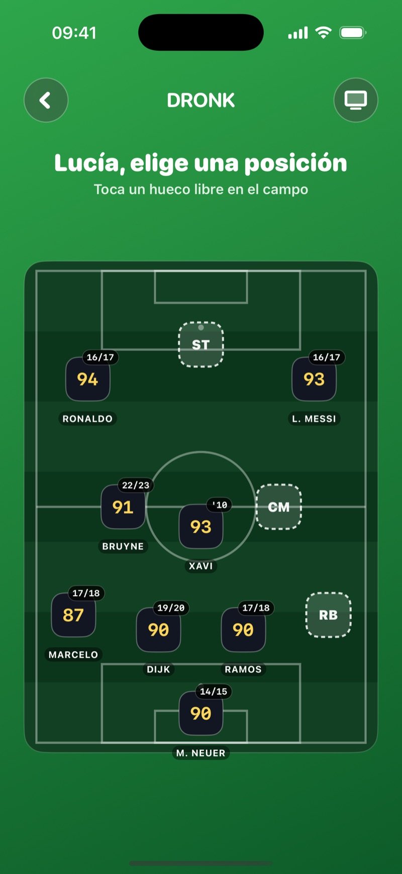 El Draft de fútbol en Dronk: el 4-3-3 de Olivia en el campo con Ronaldo, Messi, De Bruyne, Xavi, Marcelo, Van Dijk, Ramos y Neuer colocados y los huecos ST, CM y RB todavía libres (captura de la versión en inglés)