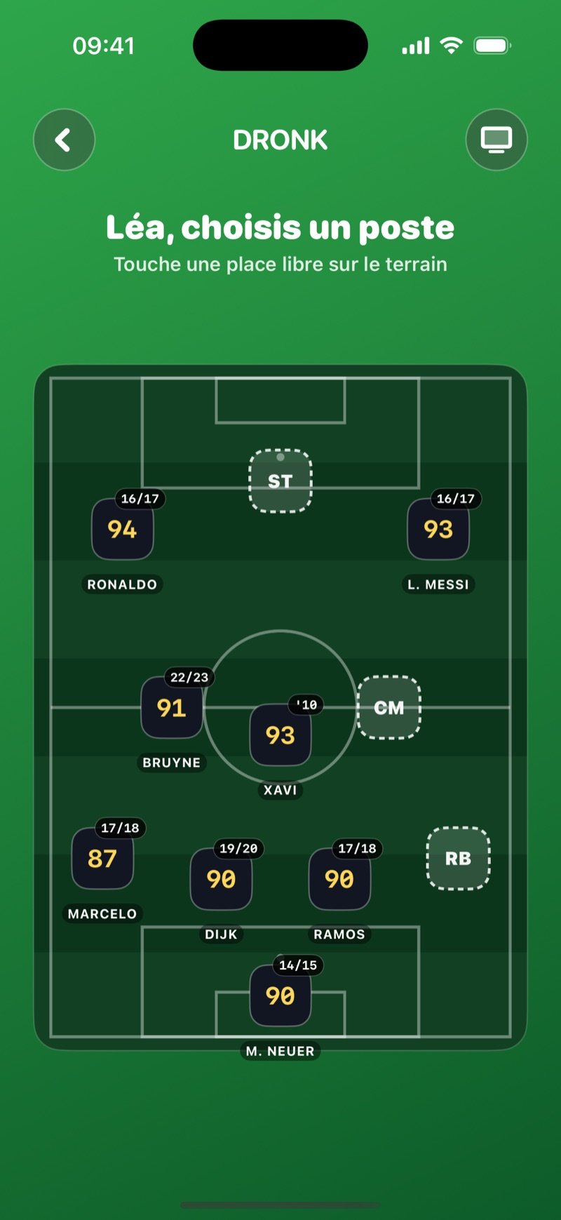 Le Draft foot dans Dronk : le 4-3-3 d'Olivia sur le terrain avec Ronaldo, Messi, De Bruyne, Xavi, Marcelo, Van Dijk, Ramos et Neuer placés et les cases ST, CM et RB encore libres (capture de la version anglaise)