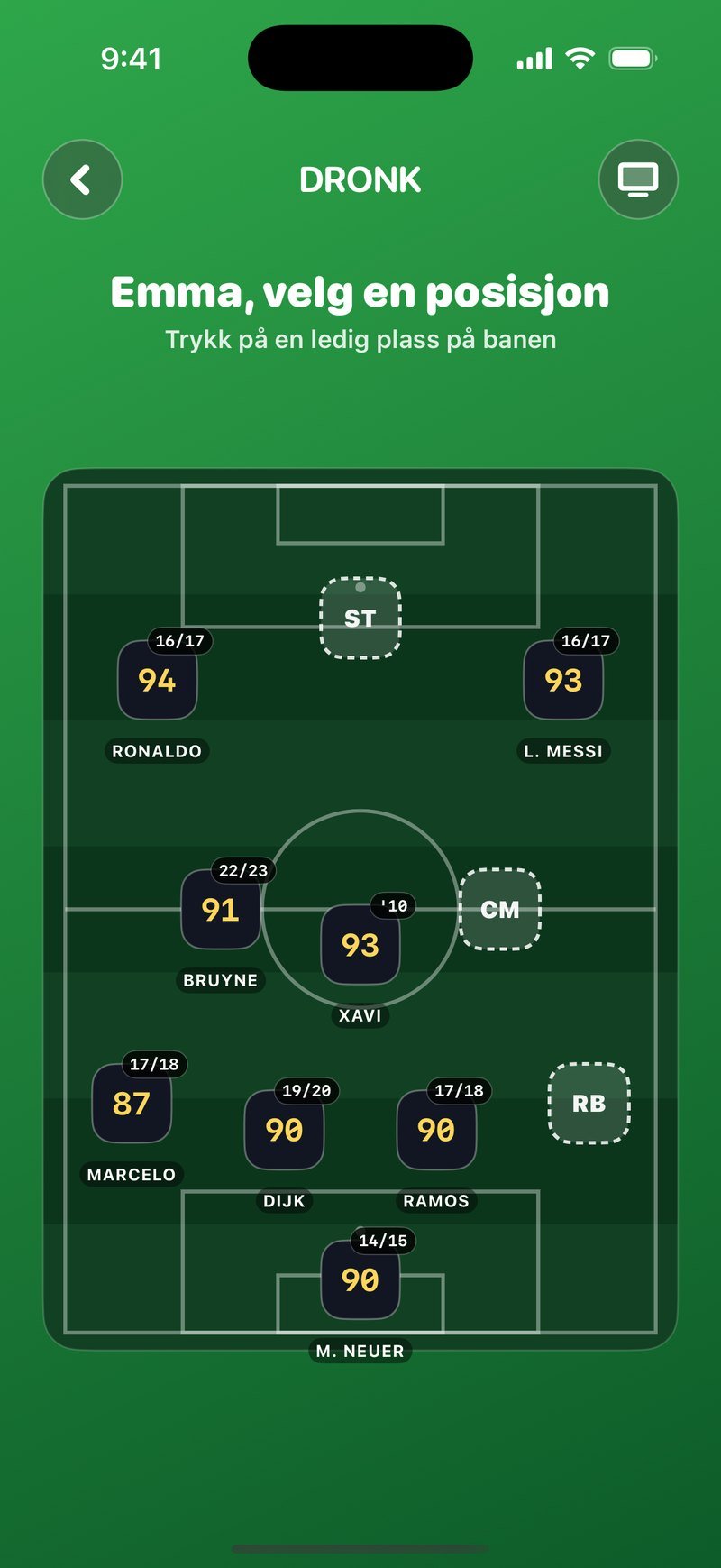 Draften i Dronk: teksten Emma, velg en posisjon over en 4-3-3 på banen med Ronaldo, L. Messi, Bruyne, Xavi, Marcelo, Dijk, Ramos og M. Neuer satt, og plassene ST, CM og RB fortsatt ledige