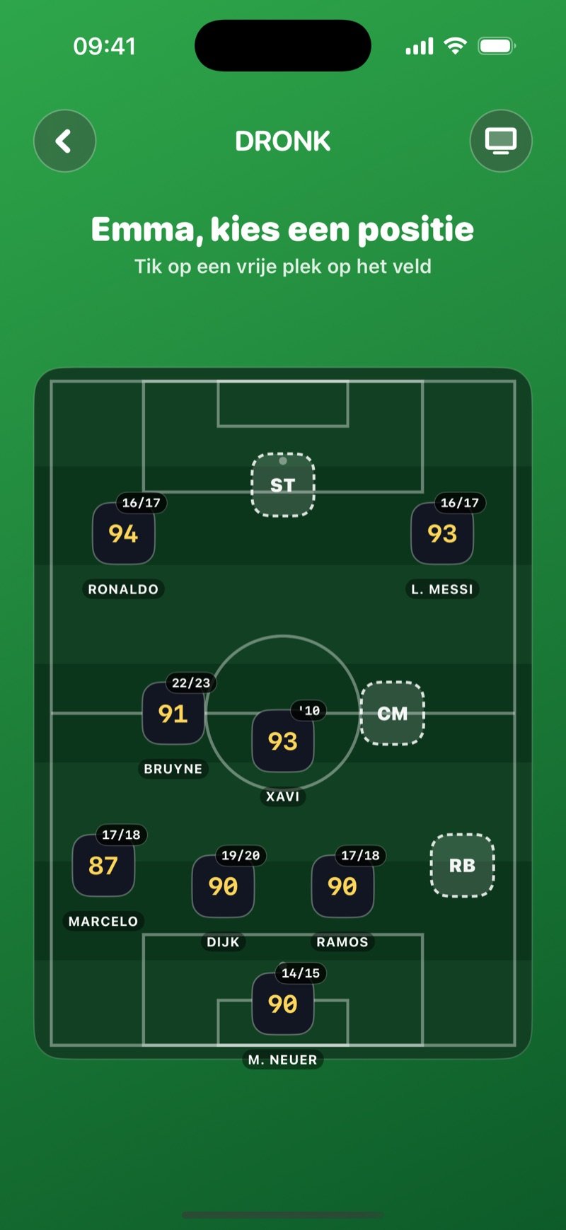 De Voetbaldraft in Dronk: Olivia's 4-3-3 op het veld met Ronaldo, Messi, De Bruyne, Xavi, Marcelo, Van Dijk, Ramos en Neuer geplaatst en de plekken ST, CM en RB nog open (screenshot van de Engelse versie)