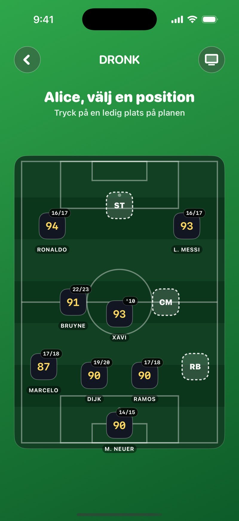 Draften i Dronk: Alices 4-3-3 på planen med Ronaldo, L. Messi, Xavi, Bruyne, Marcelo, Dijk, Ramos och M. Neuer satta, och platserna ST, CM och RB fortfarande lediga