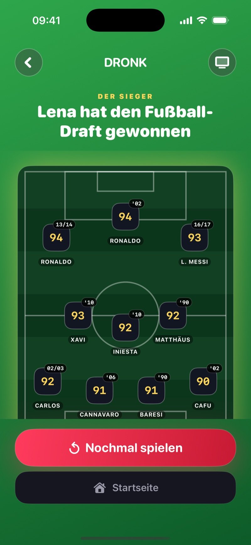 Ergebnis-Screen in Fußball-Draft: The winner, Olivia won the Draft, ihre komplette Elf auf einem golden leuchtenden Spielfeld mit Ronaldo, Messi, Xavi, Iniesta, De Bruyne, Carlos, Nesta, Desailly und Cafu, und die Buttons Play again und Home