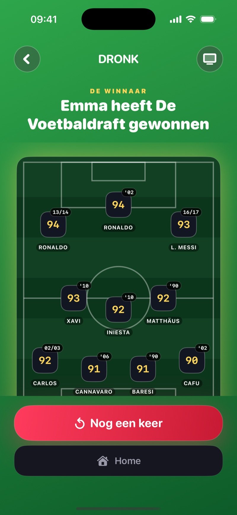 Resultaatscherm in De Voetbaldraft: The winner, Olivia won the Draft, haar volledige elftal op een goudgloeiend veld met Ronaldo, Messi, Xavi, Iniesta, De Bruyne, Carlos, Nesta, Desailly en Cafu, en de knoppen Play again en Home (screenshot van de Engelse versie)
