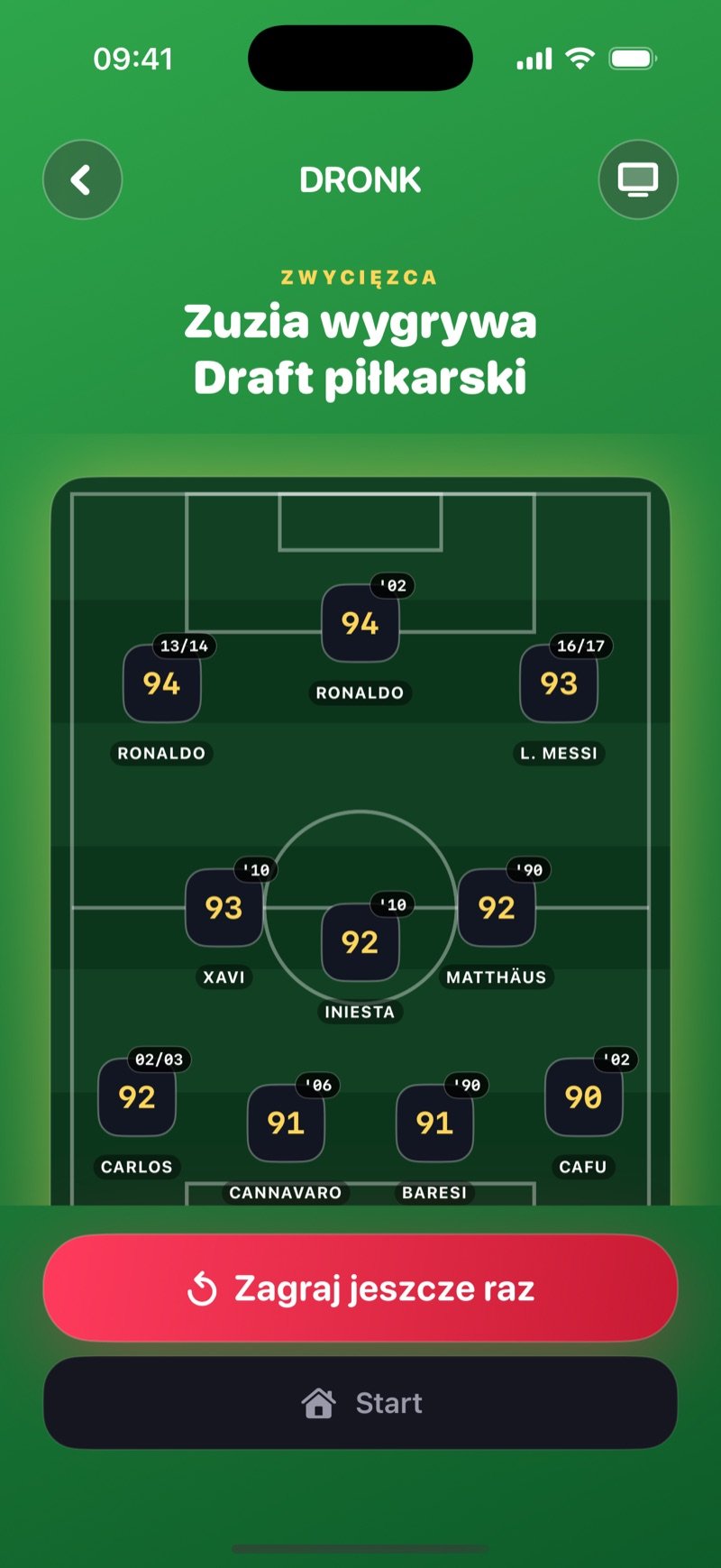 Ekran wyniku w Drafcie piłkarskim: The winner, Olivia won the Draft, jej pełna jedenastka na złoto świecącym boisku z Ronaldo, Messi, Xavi, Iniesta, De Bruyne, Carlos, Nesta, Desailly i Cafu oraz przyciski Play again i Home (zrzut z wersji angielskiej)