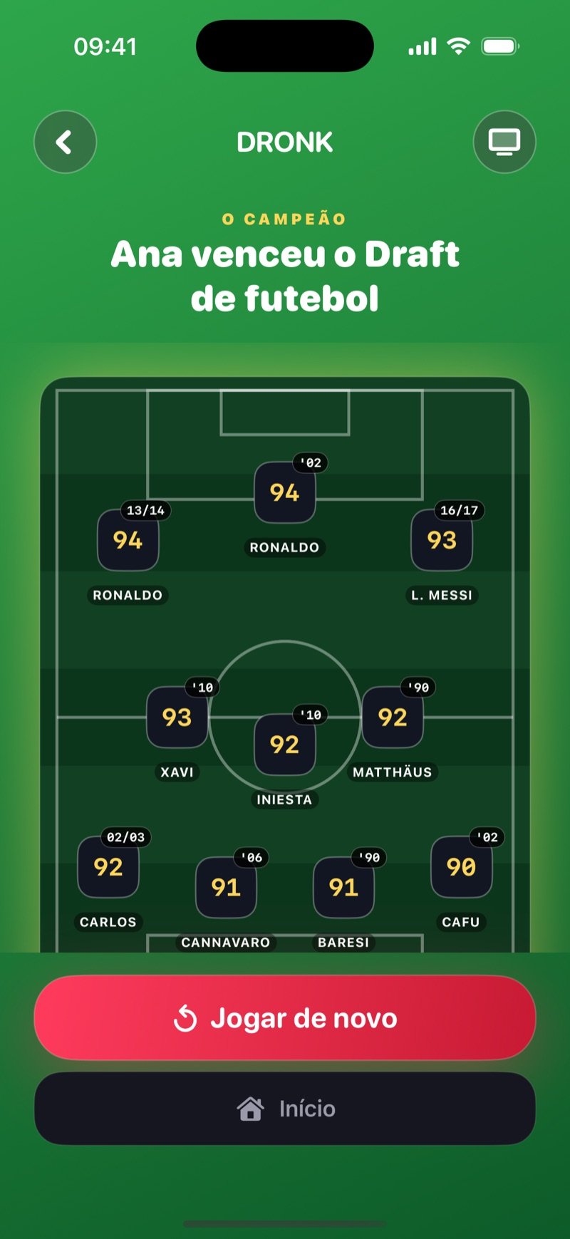 Tela de resultado do Draft de futebol: The winner, Olivia won the Draft, o time completo dela em um campo brilhando em dourado com Ronaldo, Messi, Xavi, Iniesta, De Bruyne, Carlos, Nesta, Desailly e Cafu, e os botões Play again e Home (captura da versão em inglês)