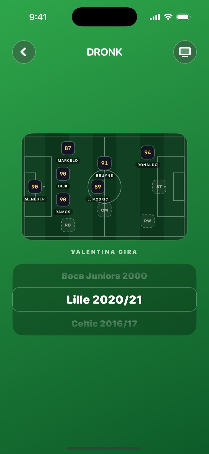 El giro en El Draft de fútbol: la plantilla del jugador en una cancha pequeña arriba y la ruleta girando abajo entre clubes y selecciones