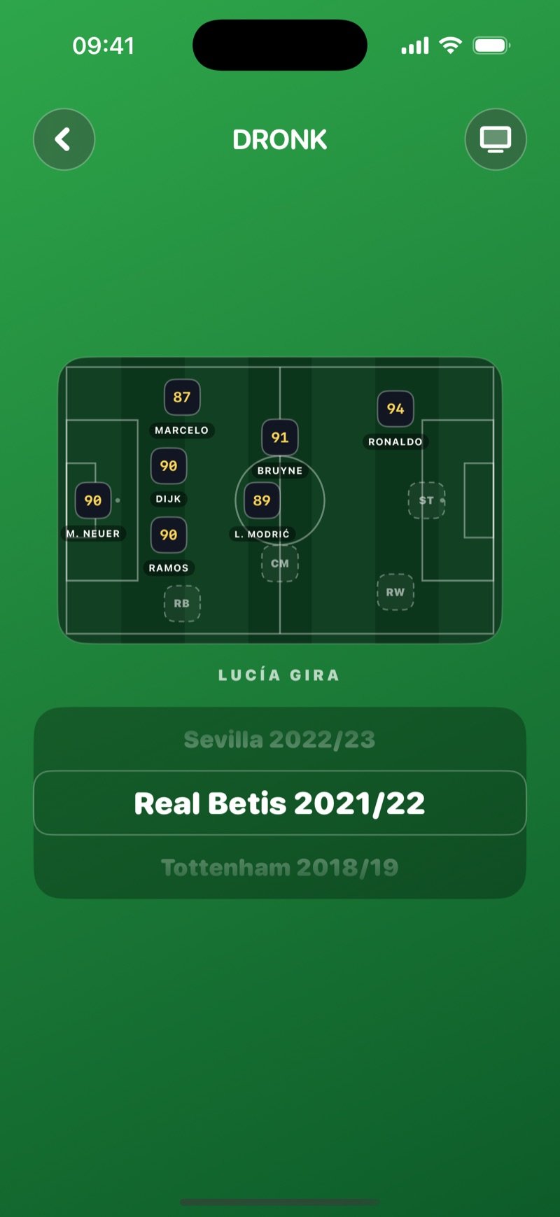 El giro de Olivia en El Draft de fútbol: su plantilla en un campo pequeño arriba con siete jugadores colocados, y la ruleta girando debajo con Ajax 2018/19, Randers FC 2020/21 y Real Madrid 2017/18 (captura de la versión en inglés)