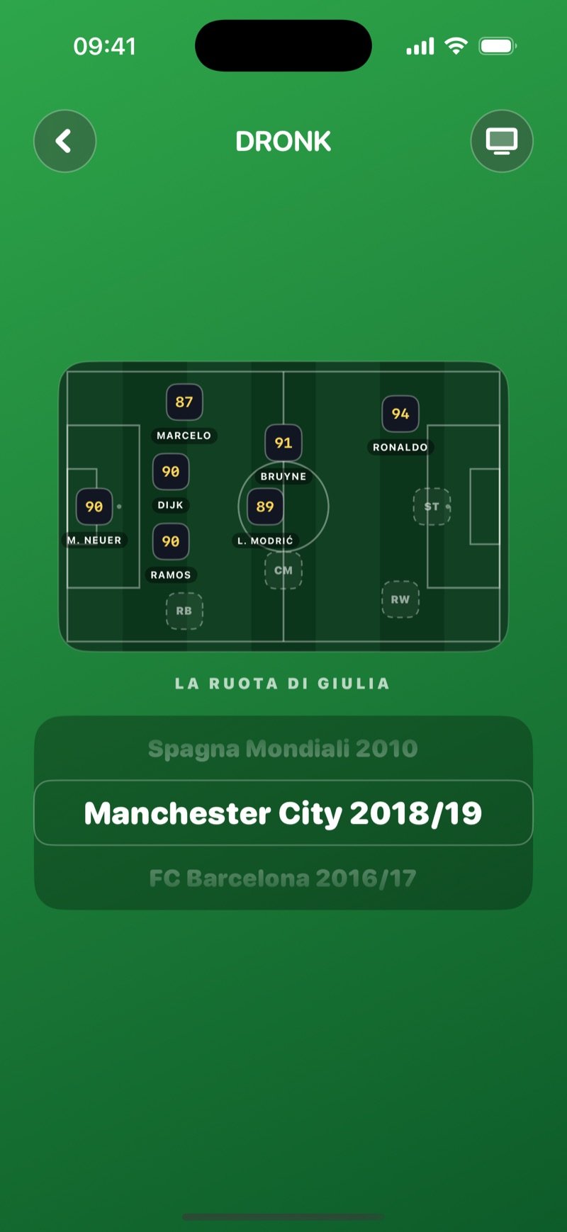 Il giro di Olivia ne Il Draft di calcio: la sua squadra su un piccolo campo in alto con sette giocatori piazzati, e sotto la ruota che gira mostrando Ajax 2018/19, Randers FC 2020/21 e Real Madrid 2017/18 (screenshot della versione inglese)