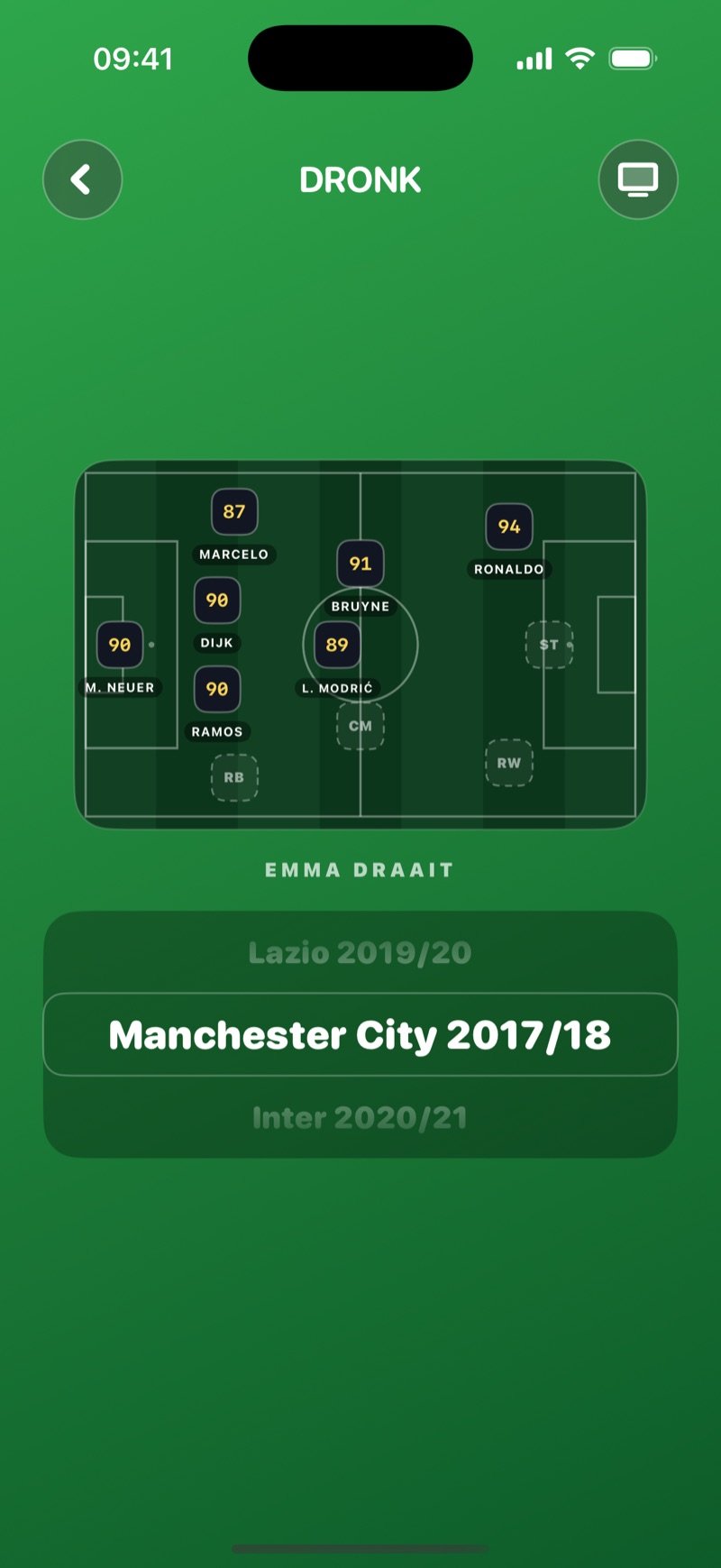Olivia's spin in De Voetbaldraft: haar selectie op een klein veld bovenaan met zeven spelers geplaatst, en daaronder het draaiende rad met Ajax 2018/19, Randers FC 2020/21 en Real Madrid 2017/18 (screenshot van de Engelse versie)