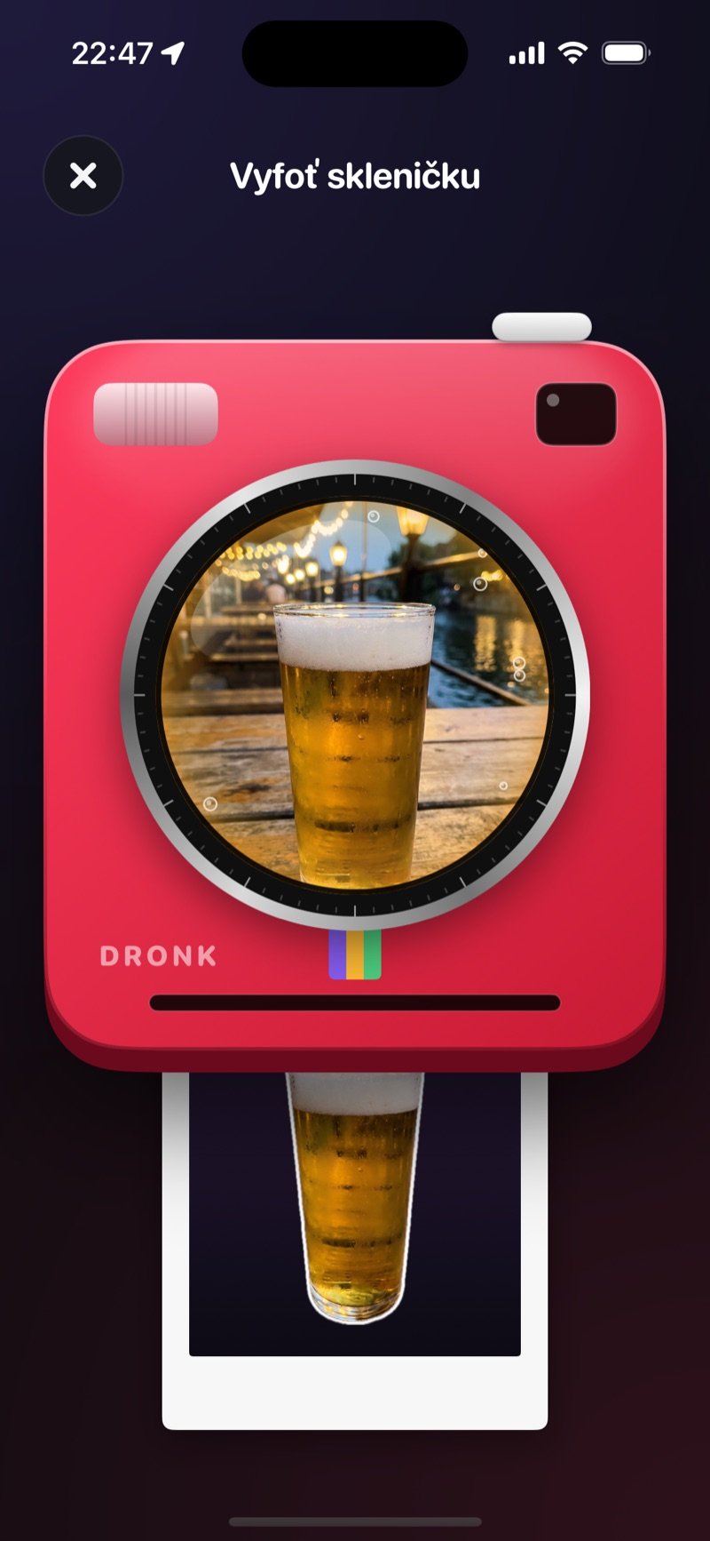 Instantní fotoaparát v Dronku fotí sklenici piva