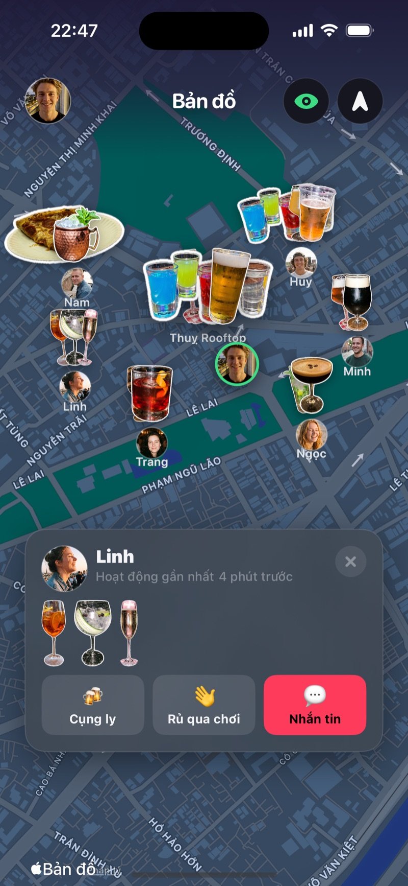 Bản đồ Dronk với bạn bè và ly của họ tối nay