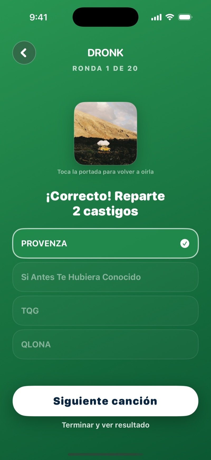 Adivina la canción después de una respuesta correcta: el título marcado con una palomita, el aviso de que repartes 2 castigos, la respuesta con su año, el botón Siguiente canción y la opción de terminar y ver el resultado