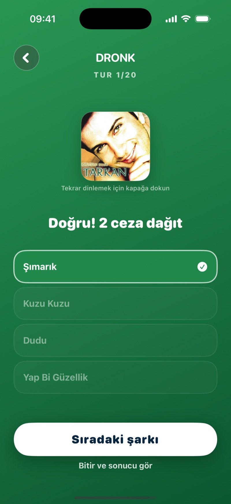 Şarkıyı Tahmin Et'te doğru cevaptan sonra: onay işaretli şarkı adı, 2 ceza dağıtacağını söyleyen mesaj, yılıyla birlikte cevap, Sıradaki şarkı düğmesi ve Bitir ve sonucu gör bağlantısı