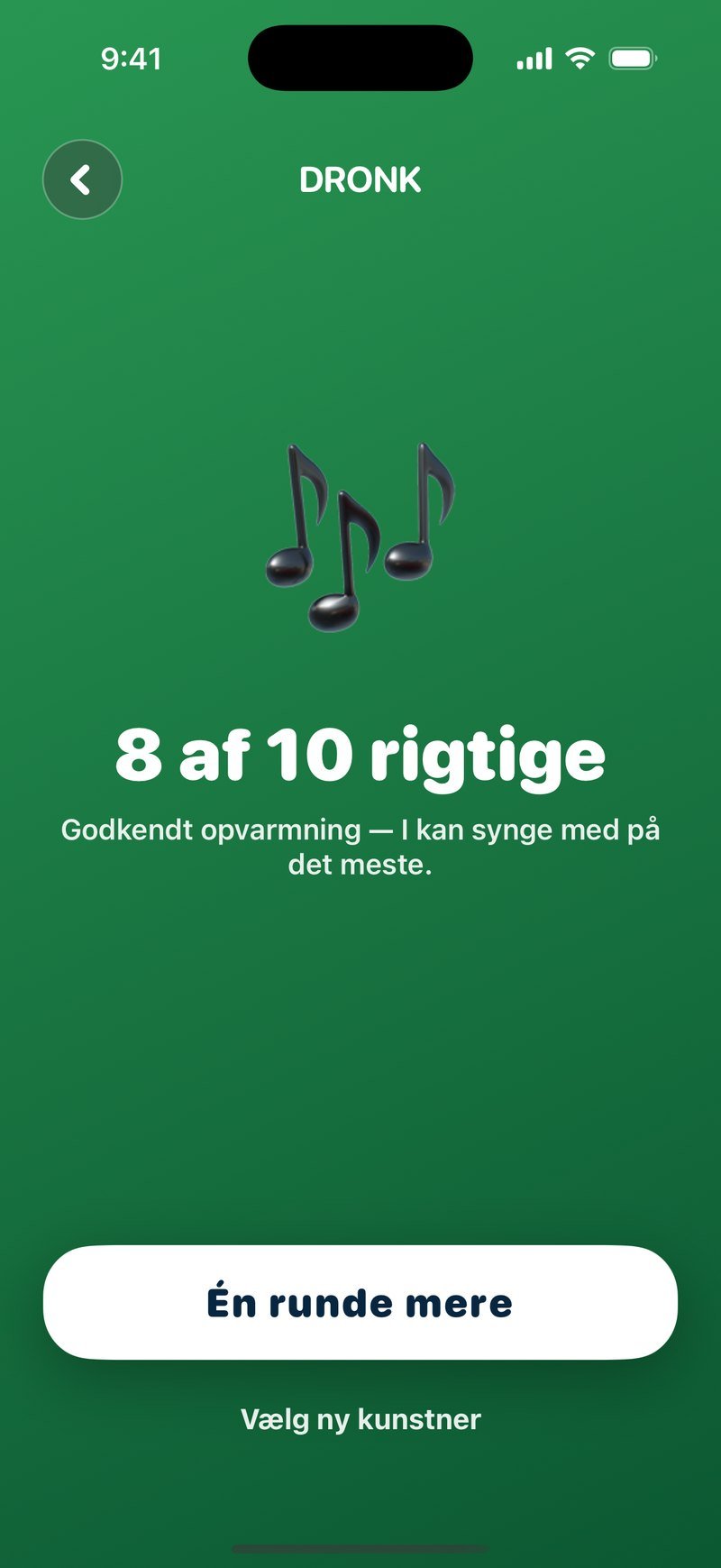 Resultatskærmen i Gæt Sangen: tre noder, teksten 8 af 10 rigtige, dommen Godkendt opvarmning, I kan synge med på det meste, knappen Én runde mere og linket Vælg ny kunstner