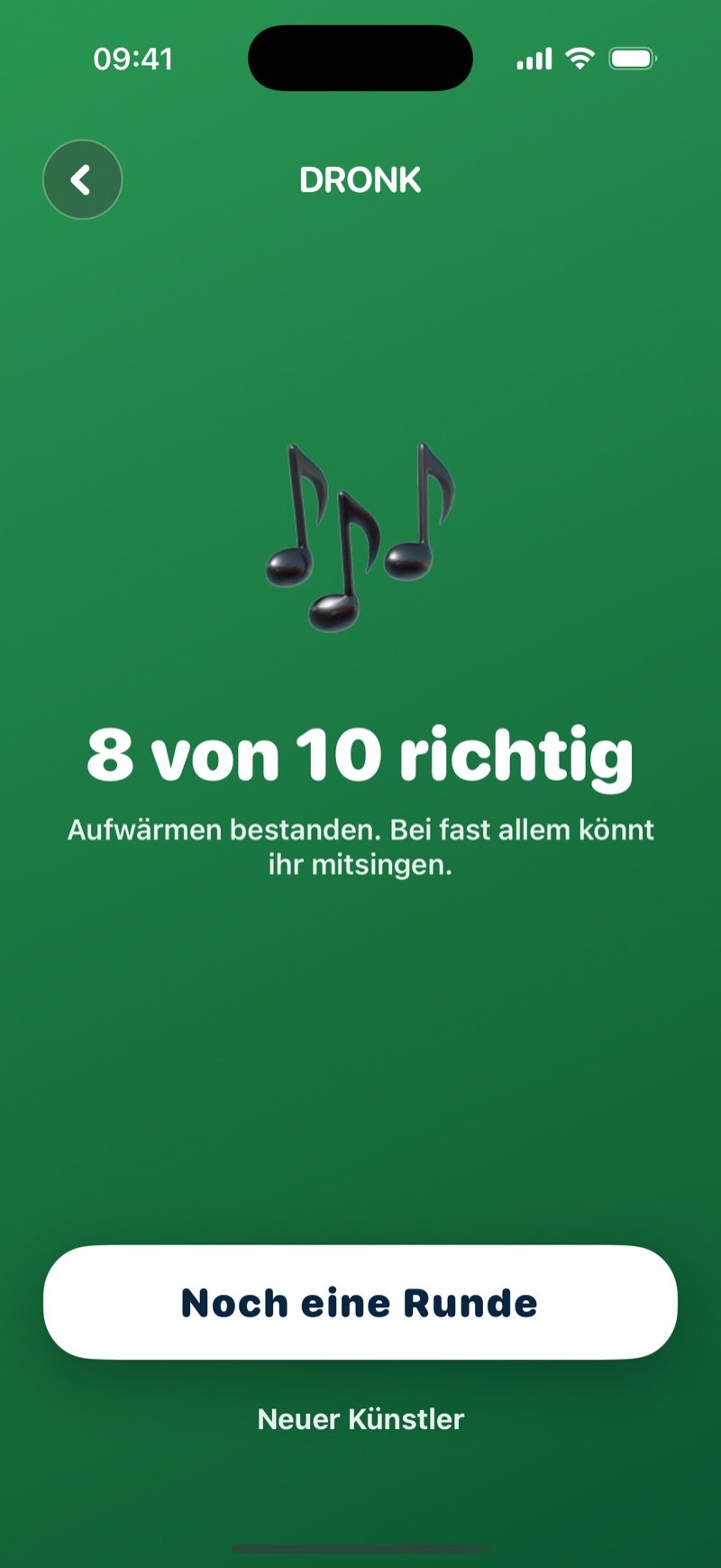 Der Ergebnisbildschirm von Songs erraten: ein großes Noten-Symbol, 8 of 10 correct, die Zeile Warm-up approved, you can sing along to most of it, ein Button One more round und ein Link Pick another artist