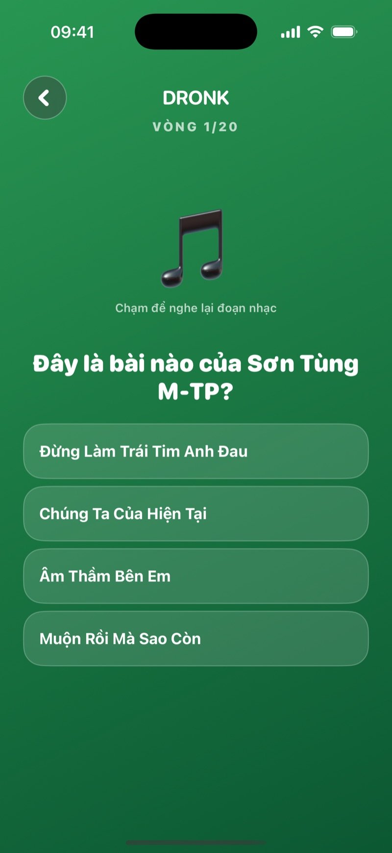 Đoán tên bài hát trong ứng dụng Dronk: một vòng chơi, biểu tượng nốt nhạc với Chạm để nghe lại đoạn nhạc, câu hỏi đây là bài nào của nghệ sĩ và bốn tên bài để chọn