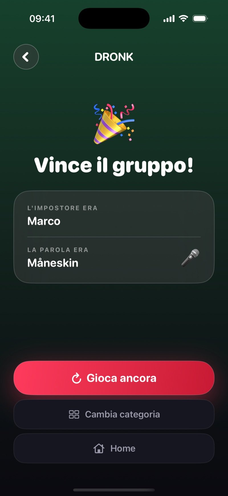 Schermata del risultato in Dronk su sfondo verde: Group wins! You caught the imposter. L'impostore era Jake, la parola era Penguin, con i pulsanti Play again, Change category e Home (screenshot della versione inglese)