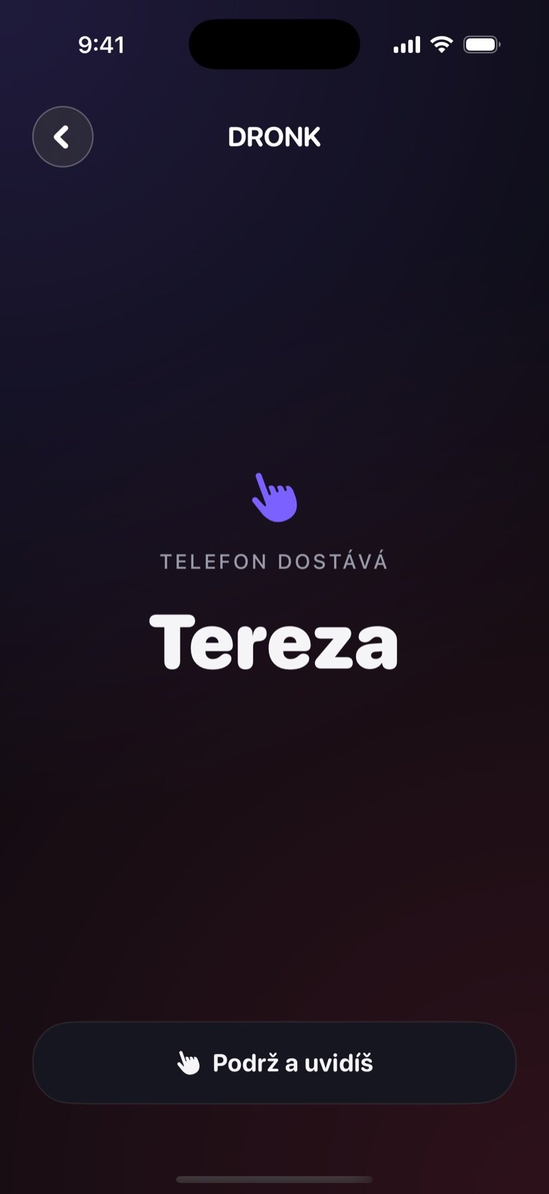 Obrazovka pro podání telefonu v Dronku: jméno dalšího hráče, tlačítko Podrž a uvidíš a karta je zatím skrytá