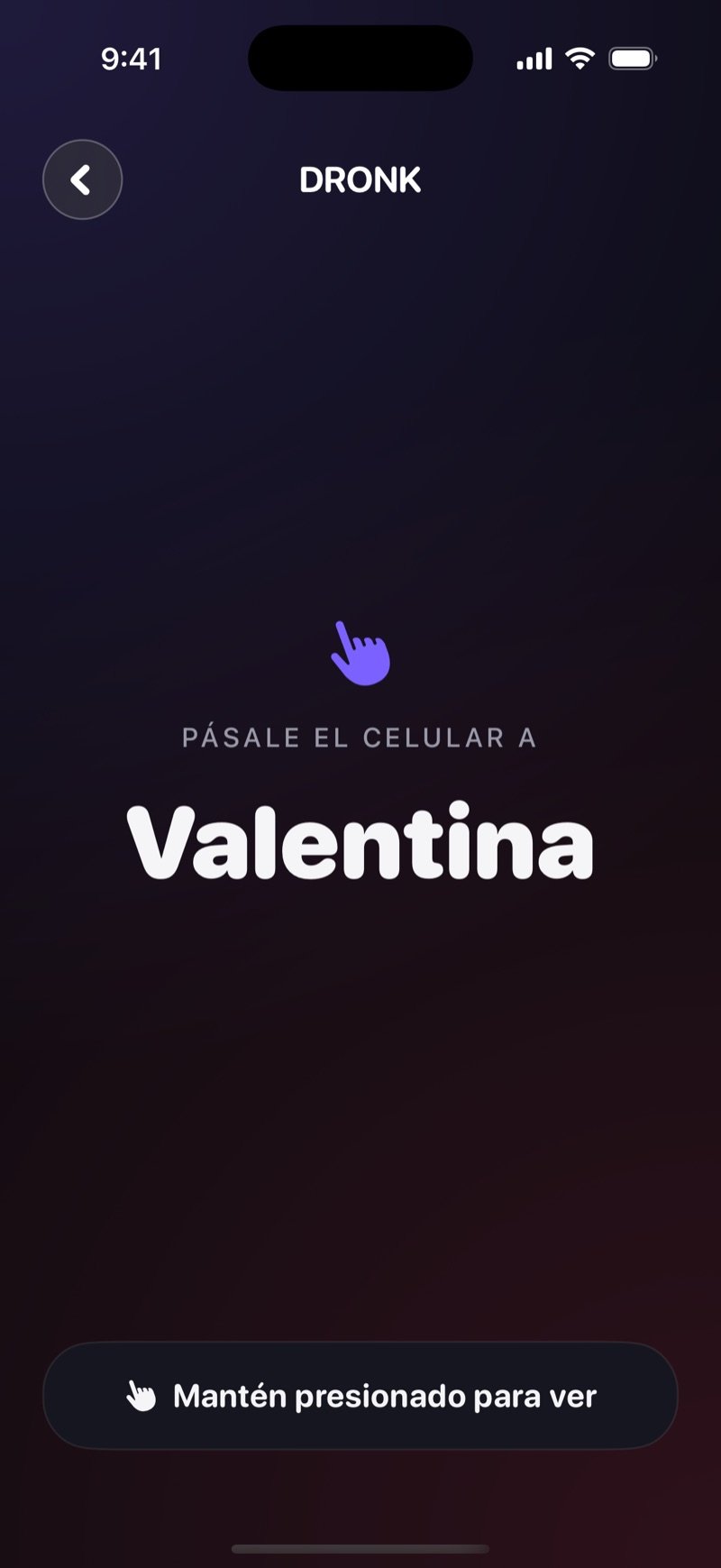 Pantalla para pasar el celular en Dronk: el nombre del siguiente jugador y un botón para mantener presionado y ver la carta, que sigue oculta
