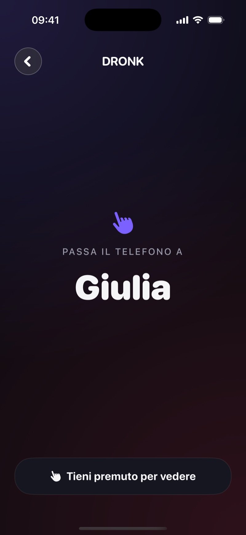 Schermata passa-il-telefono in Dronk: Pass the phone to Olivia, con il pulsante Hold to reveal e la carta ancora coperta (screenshot della versione inglese)