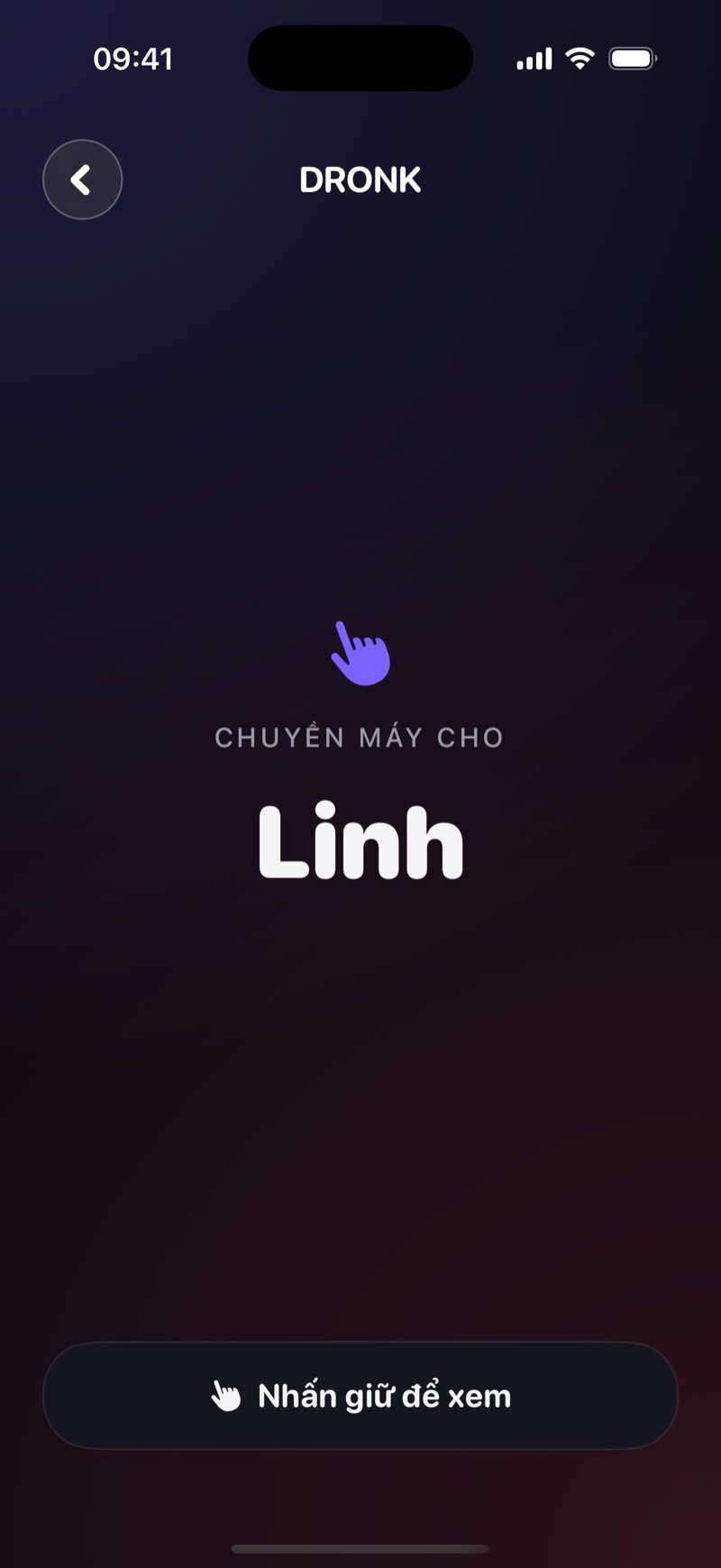 Màn hình chuyền máy trong Dronk: tên người tiếp theo, nút giữ để xem và lá bài vẫn còn úp