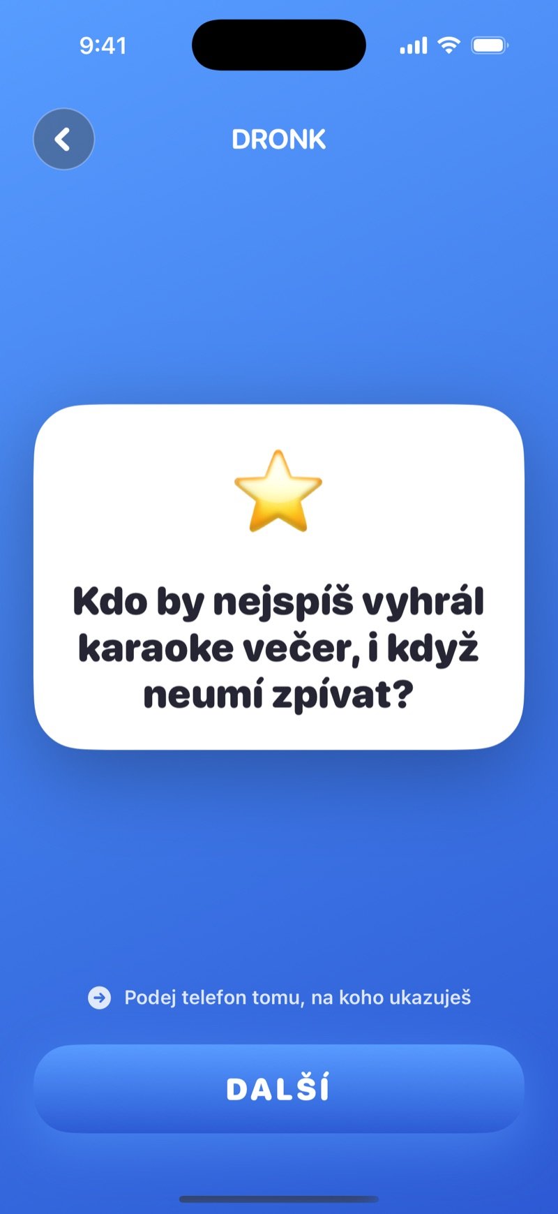 Kdo by spíš v appce Dronk: bílá karta s otázkou, pod ní nápověda Podej telefon tomu, na koho ukazuješ, a tlačítko Další