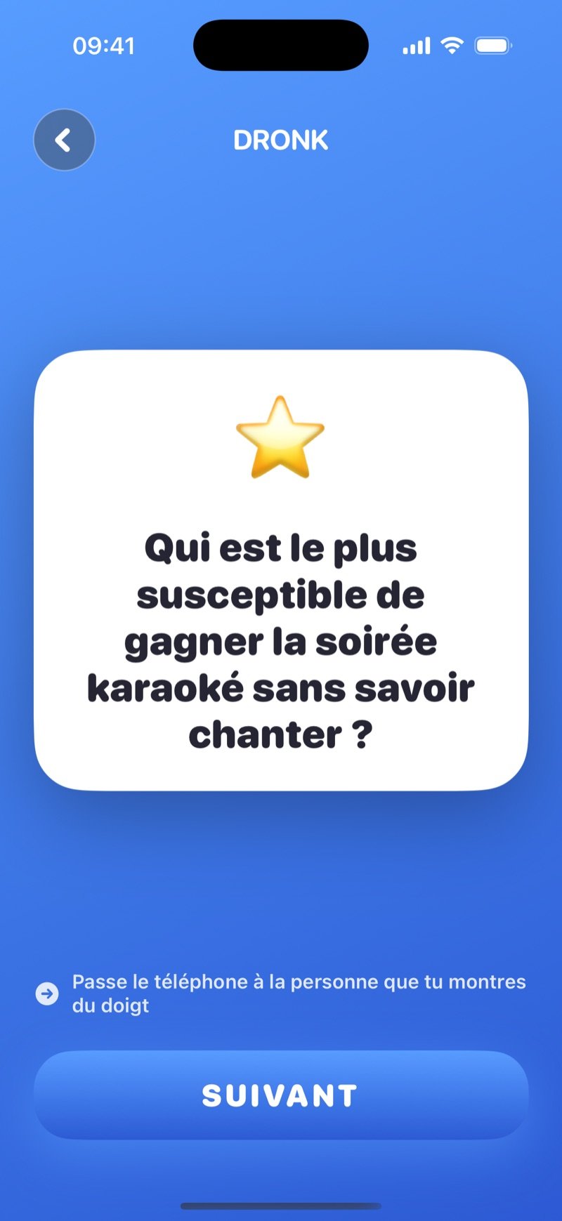 Le Plus susceptible dans l'app Dronk : une carte question blanche avec Who's most likely to win karaoke night, without being able to sing? au-dessus de l'indication Pass the phone to whoever you point at et d'un bouton Next (capture de la version anglaise)