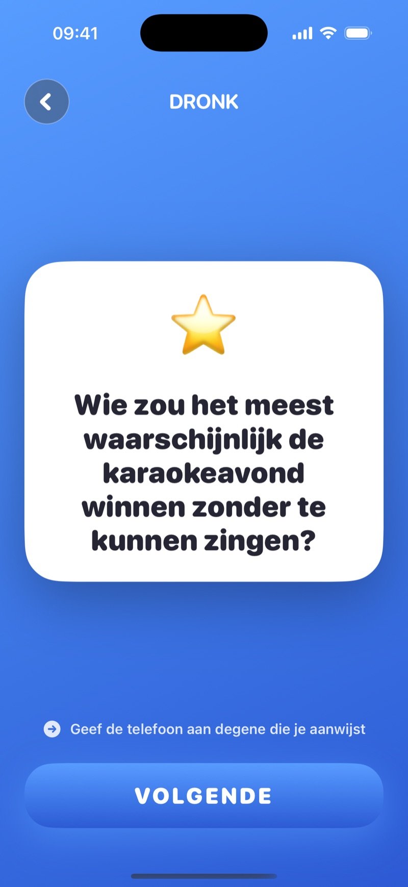 Meest waarschijnlijk in de Dronk-app: een witte vraagkaart met Who's most likely to win karaoke night, without being able to sing? boven de hint Pass the phone to whoever you point at en een Next-knop (screenshot van de Engelse versie)