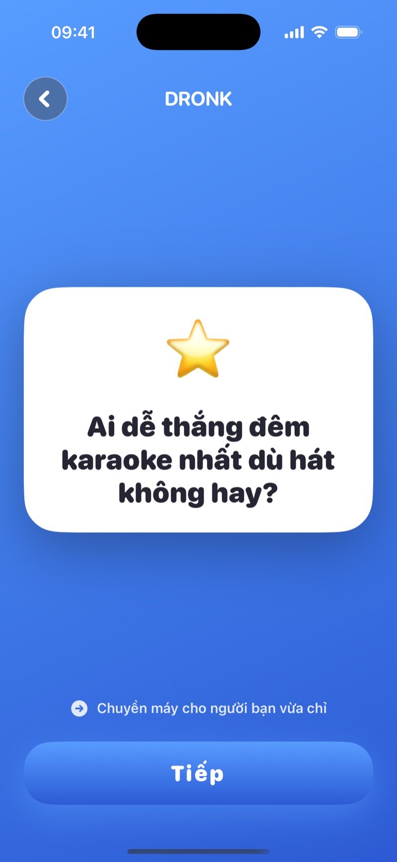 Ai dễ… nhất? trong app Dronk: một lá bài câu hỏi màu trắng, lời nhắc chuyền máy cho người bạn vừa chỉ và nút Tiếp