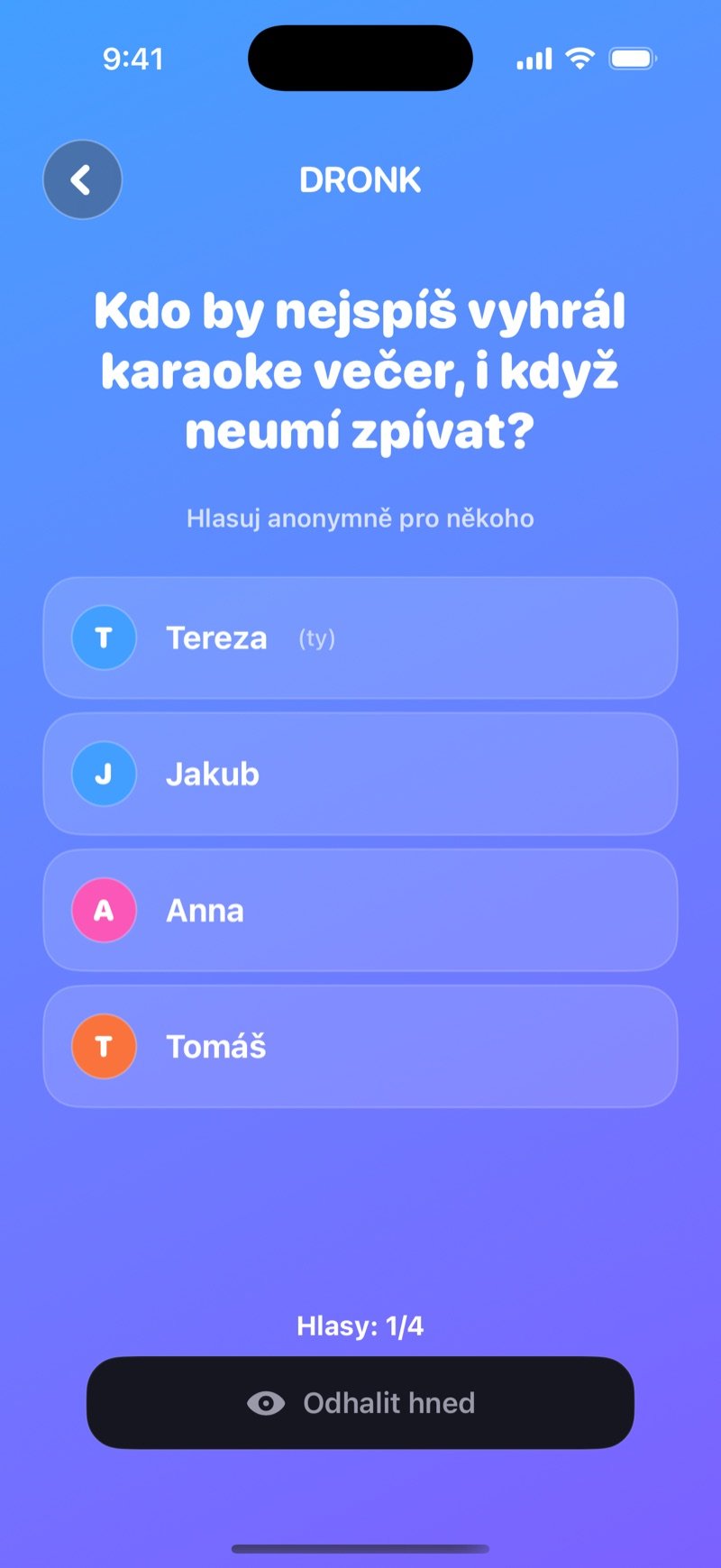 Hlasování v Kdo by spíš LIVE: otázka nad výzvou Hlasuj anonymně pro někoho, seznam hráčů v místnosti, počítadlo hlasů a tlačítko Odhalit hned