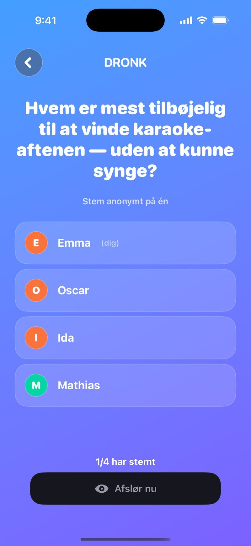 LIVE-afstemning i Mest tilbøjelig til: spørgsmålet Hvem er mest tilbøjelig til at vinde karaoke-aftenen, uden at kunne synge? over teksten Stem anonymt på én, spillerne Emma (dig), Oscar, Ida og Mathias, tælleren 1/4 har stemt og knappen Afslør nu