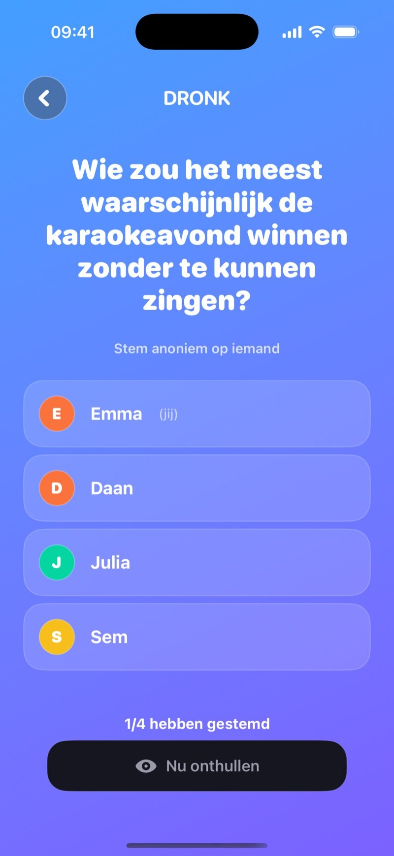 Stemmen in Meest waarschijnlijk LIVE: de vraag Who's most likely to win karaoke night, without being able to sing? boven Vote anonymously for someone, de spelers Olivia (you), Jake, Mia en Tyler, de teller 1/4 have voted en een Reveal now-knop (screenshot van de Engelse versie)