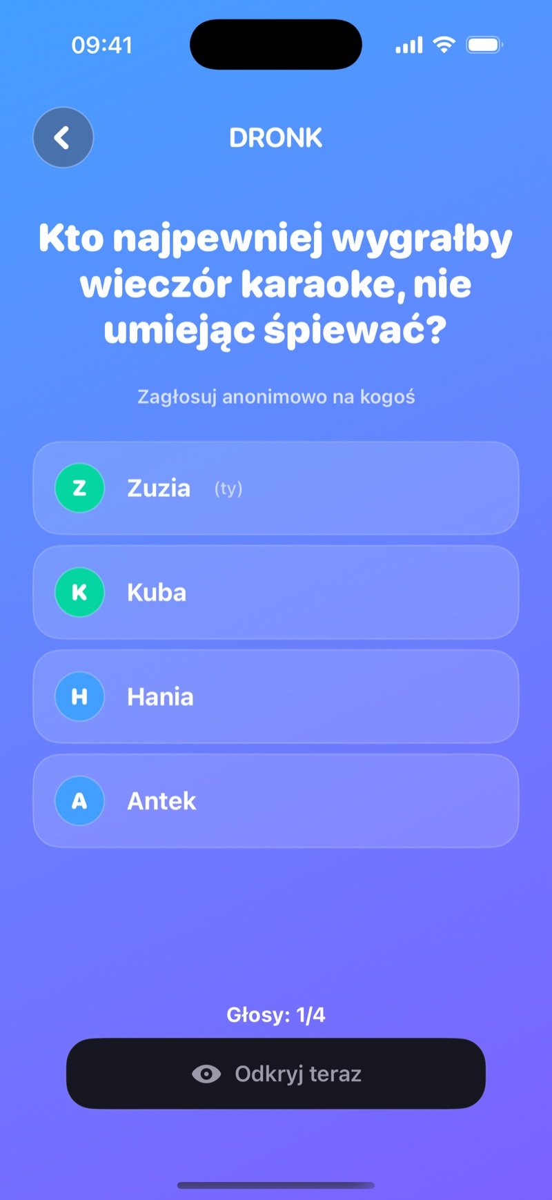 Głosowanie w Kto najpewniej LIVE: pytanie Who's most likely to win karaoke night, without being able to sing? nad wierszem Vote anonymously for someone, gracze Olivia (you), Jake, Mia i Tyler, licznik 1/4 have voted i przycisk Reveal now (zrzut z wersji angielskiej)