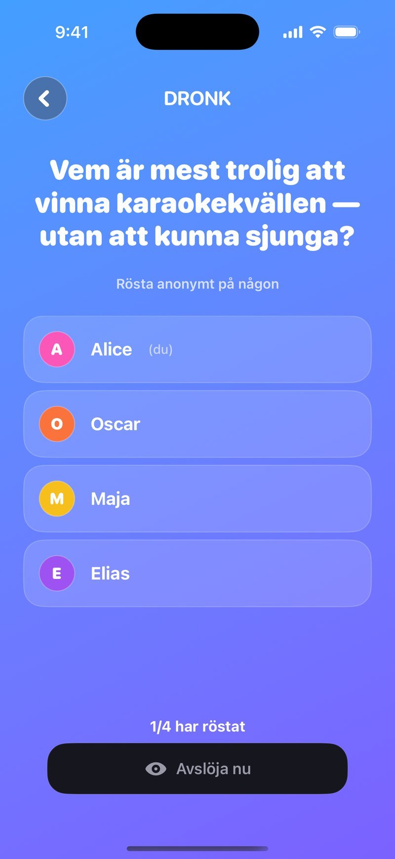 LIVE-omröstning i Mest trolig: frågan Vem är mest trolig att vinna karaokekvällen, utan att kunna sjunga? ovanför texten Rösta anonymt på någon, spelarna Alice (du), Oscar, Maja och Elias, räknaren 1/4 har röstat och knappen Avslöja nu