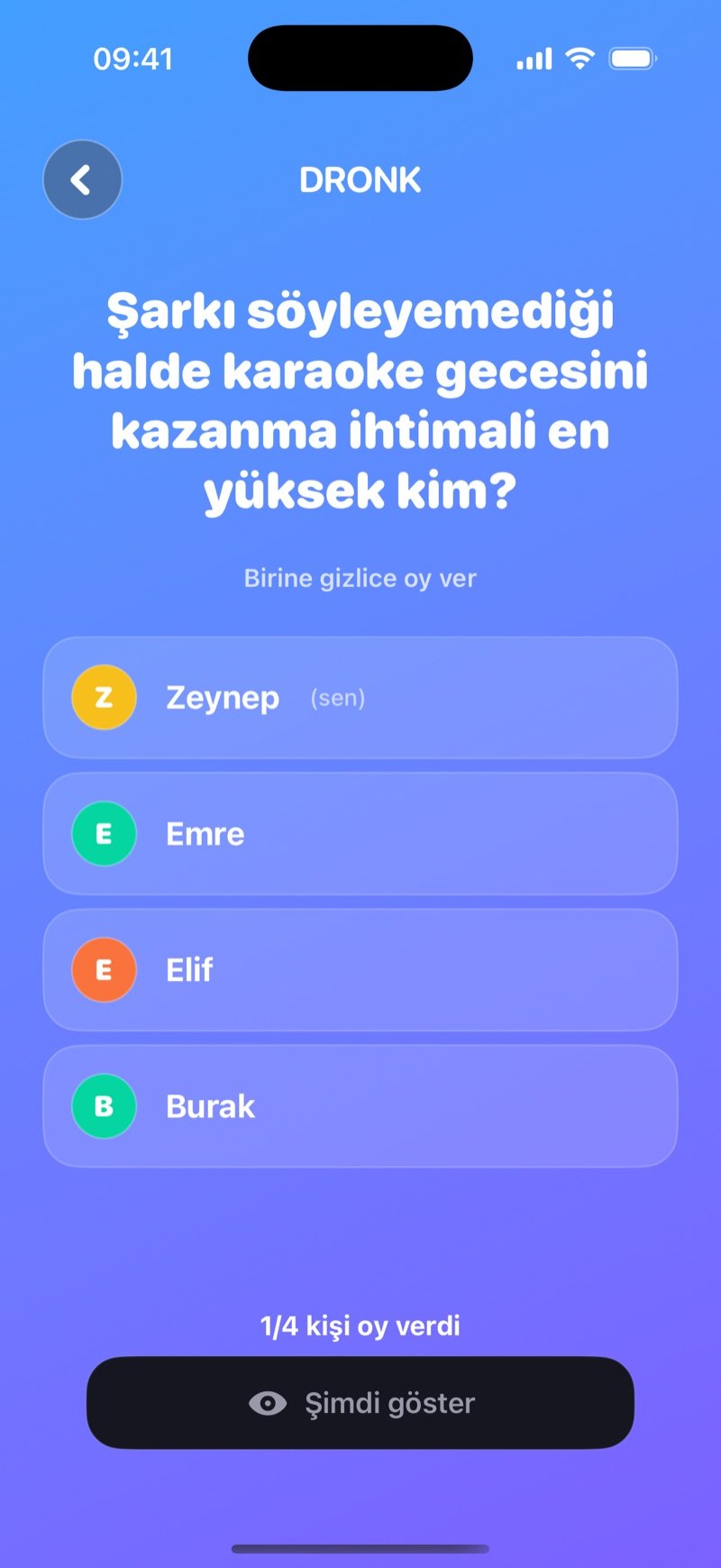 Dronk'ta En Çok Kim LIVE oylaması: her telefonda aynı soru, Birine gizlice oy ver yazısı, odadaki oyuncular, kaç kişinin oy verdiği ve Şimdi göster düğmesi