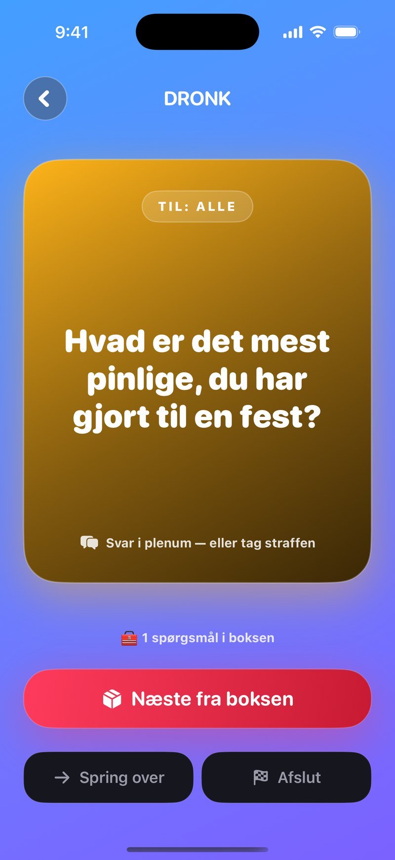 Et LIVE-kort i Pandoras Æske på blå baggrund: guldkort med mærkatet Til: Alle og spørgsmålet Hvad er det mest pinlige, du har gjort til en fest, tælleren 1 spørgsmål i boksen og knapperne Næste fra boksen, Spring over og Afslut