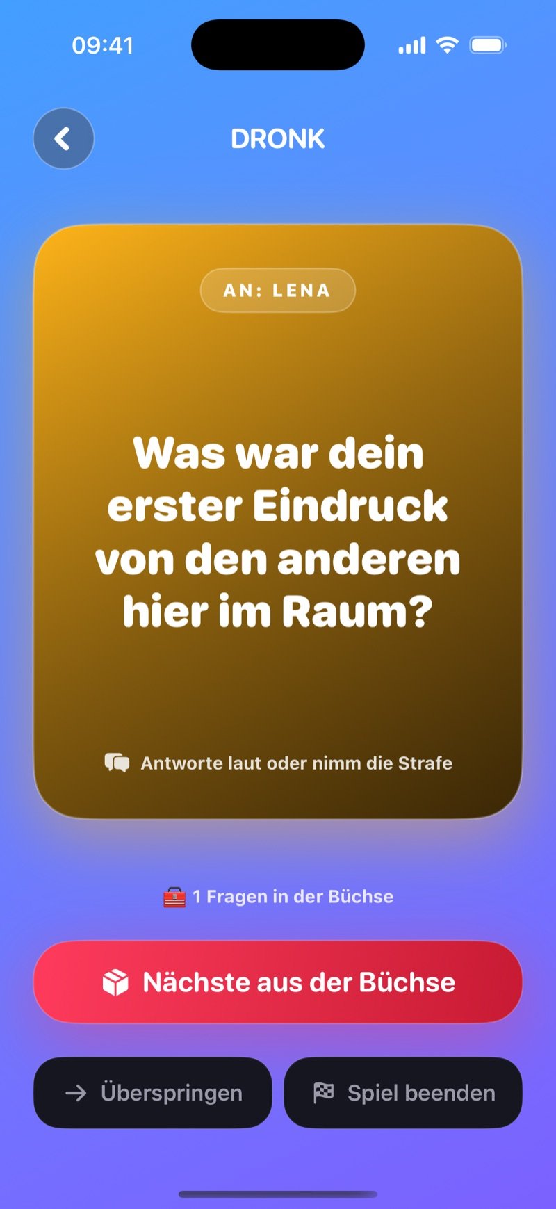 LIVE-Karte in Die Büchse der Pandora auf blauem Hintergrund: goldene Karte mit To: Olivia und der Frage When did you last lie to someone in this room?, ein Zähler mit 1 questions in the box, und die Buttons Next from the box, Skip und End game