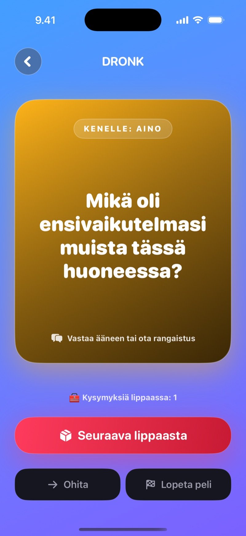 LIVE-kortti Pandoran lippaassa sinisellä taustalla: kultainen kortti, jossa on vastaanottaja ja kysymys, laskuri lippaaseen jääneistä kysymyksistä sekä Seuraava lippaasta-, Ohita- ja Lopeta peli -painikkeet