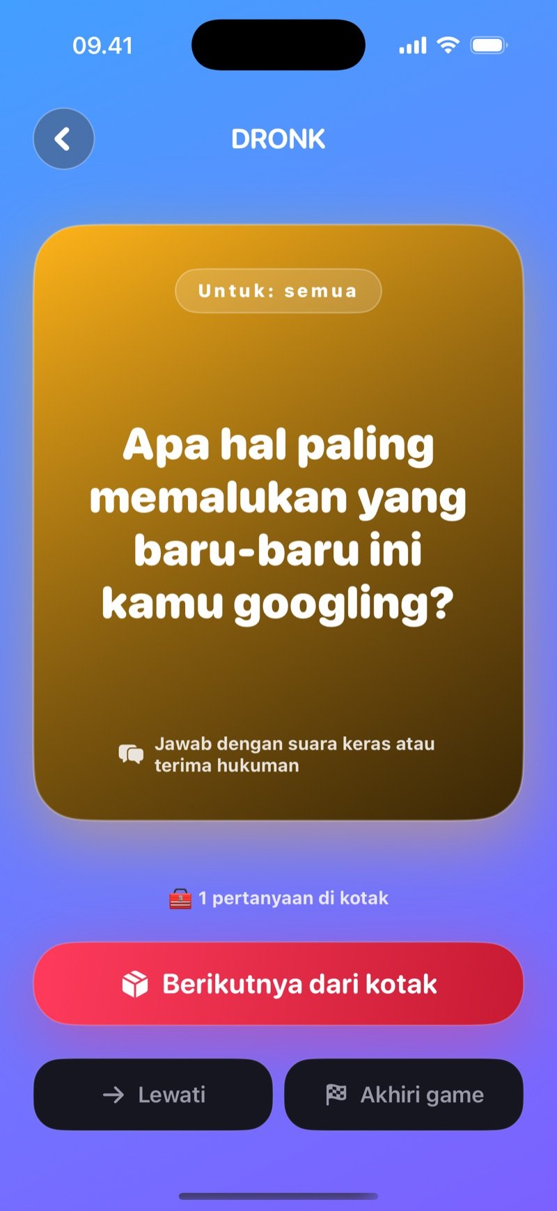 Kartu LIVE di Kotak Pandora dengan latar biru: kartu emas dengan nama pemain yang dituju dan pertanyaannya, penghitung pertanyaan di kotak, serta tombol Berikutnya dari kotak, Lewati, dan Akhiri game
