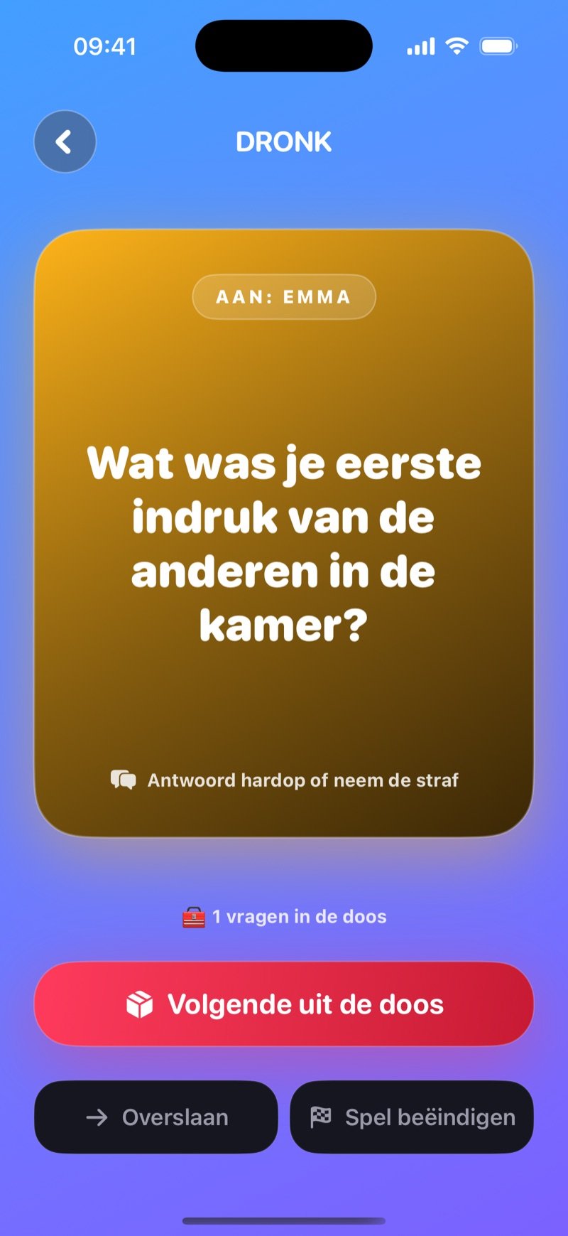 LIVE-kaart in De Doos van Pandora op een blauwe achtergrond: gouden kaart met To: Olivia en de vraag When did you last lie to someone in this room?, een teller 1 questions in the box, en de knoppen Next from the box, Skip en End game (screenshot van de Engelse versie)